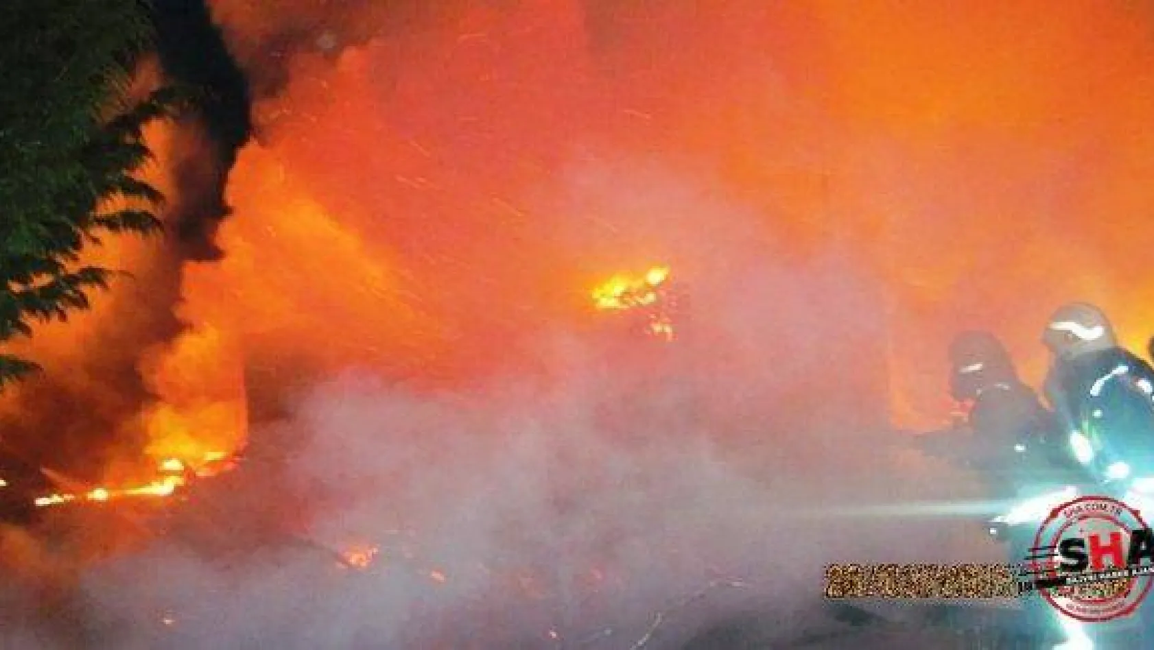 Kadıköy'de iki katlı ahşap bina alev alev yandı
