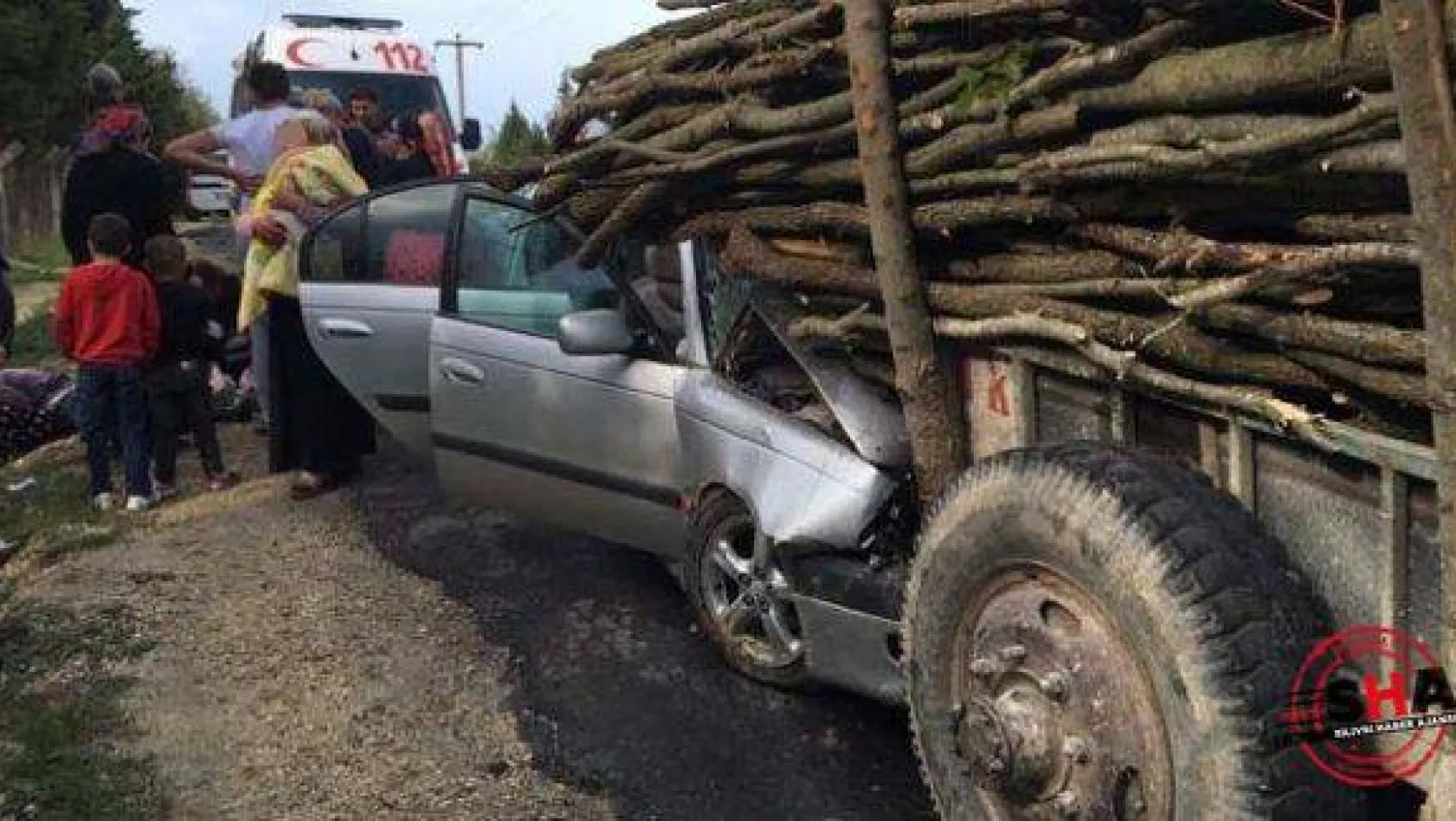 Otomobil odun yüklü traktöre çarptı: 5 yaralı