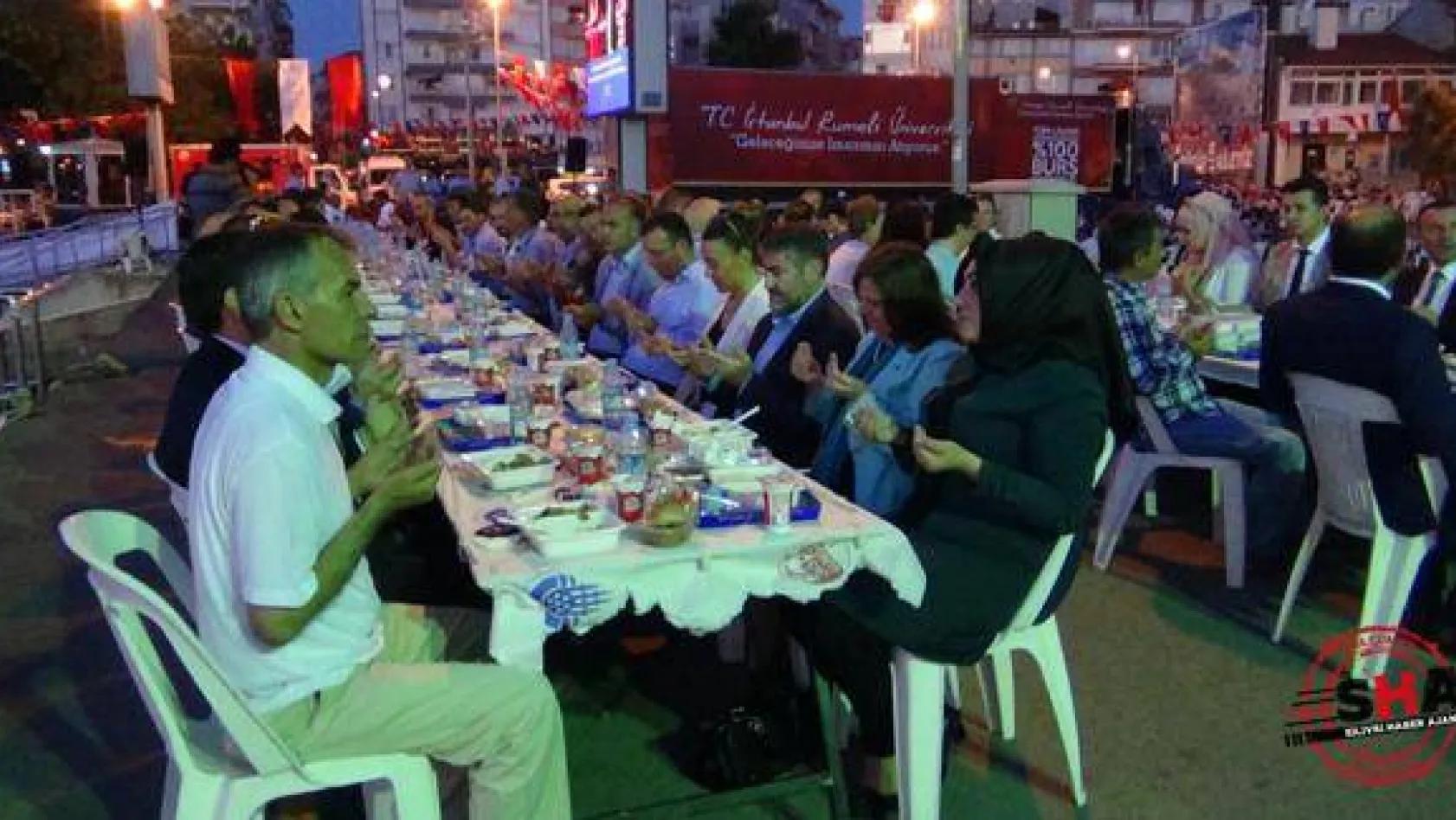 Binlerce kişi Silivri Sahilinde iftar yaptı