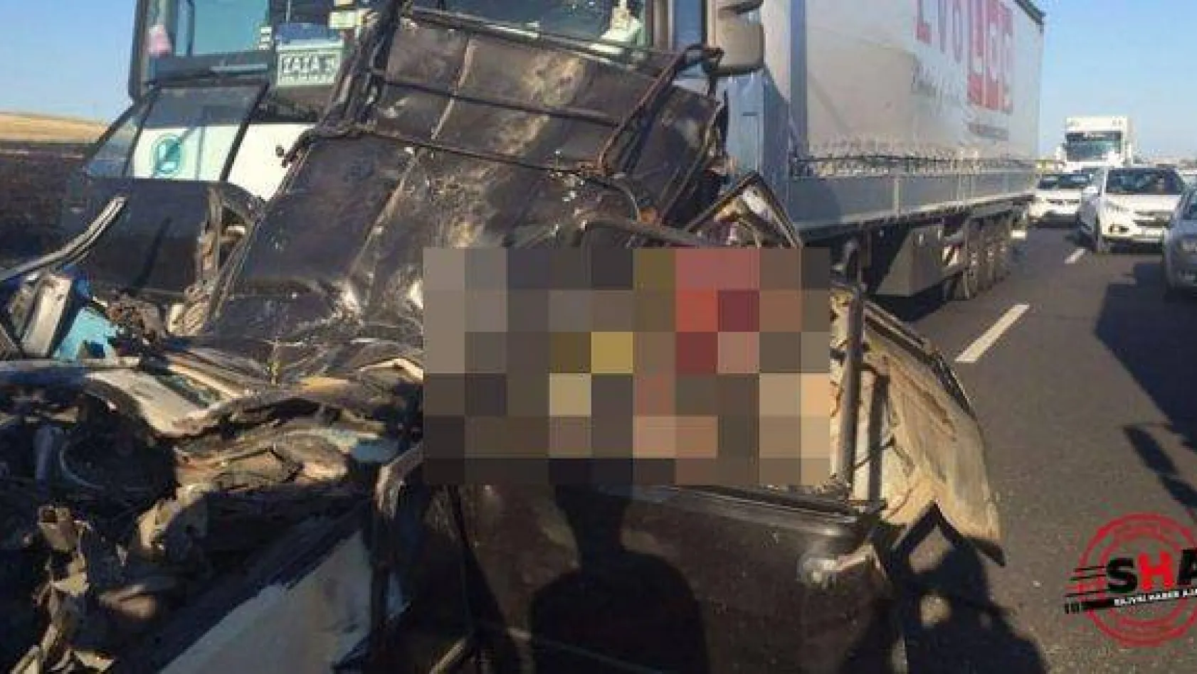 Otomobil, 2 TIRIN arasında kaldı 5 kişi öldü