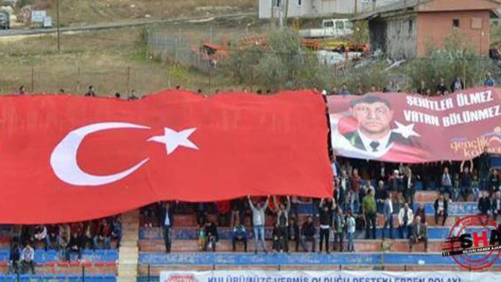 AK Parti Gençlik Kolları'ndan Ömer Halisdemir pankartı