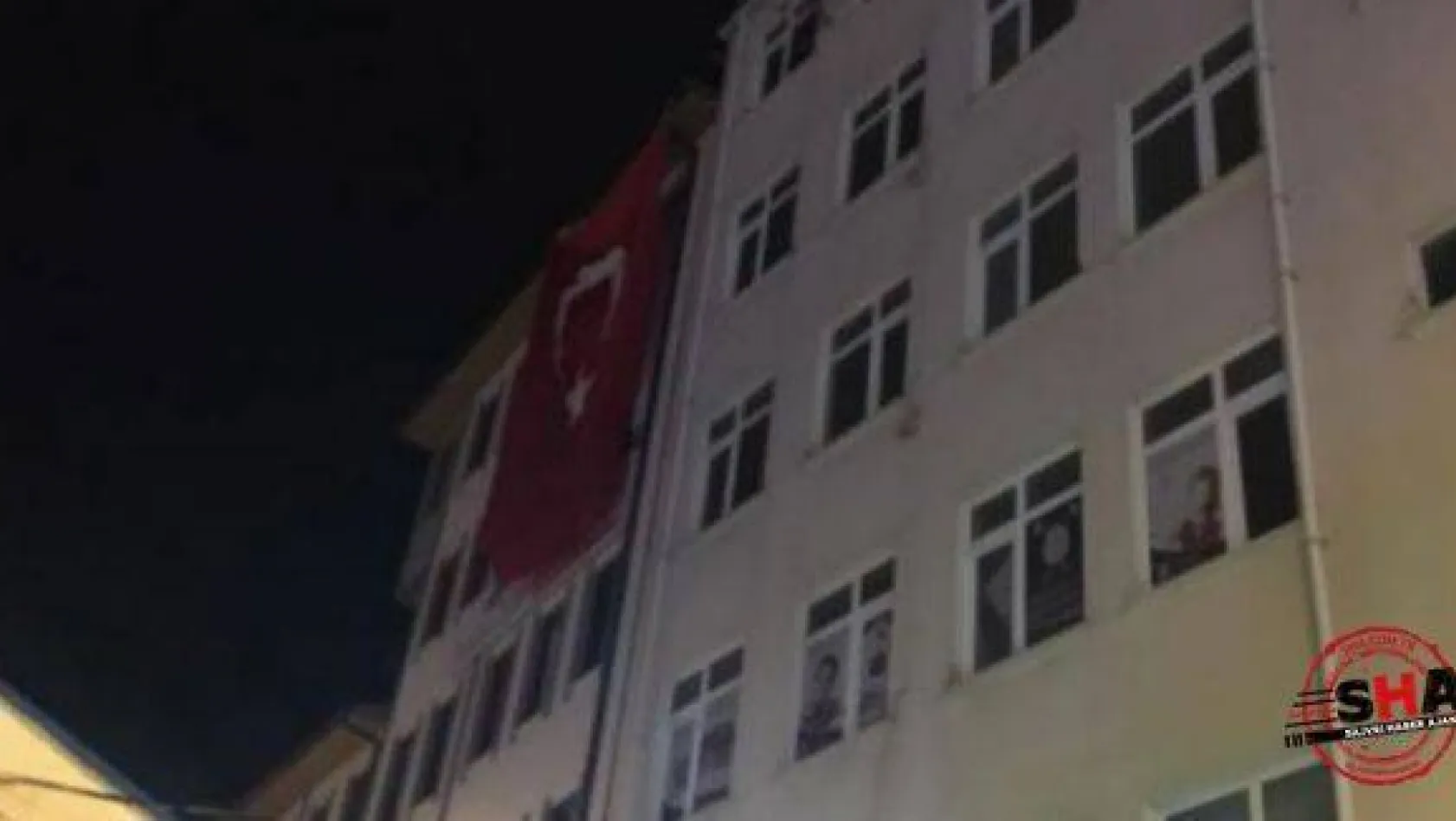 HDP ilçe binasına Türk bayrağı asıldı