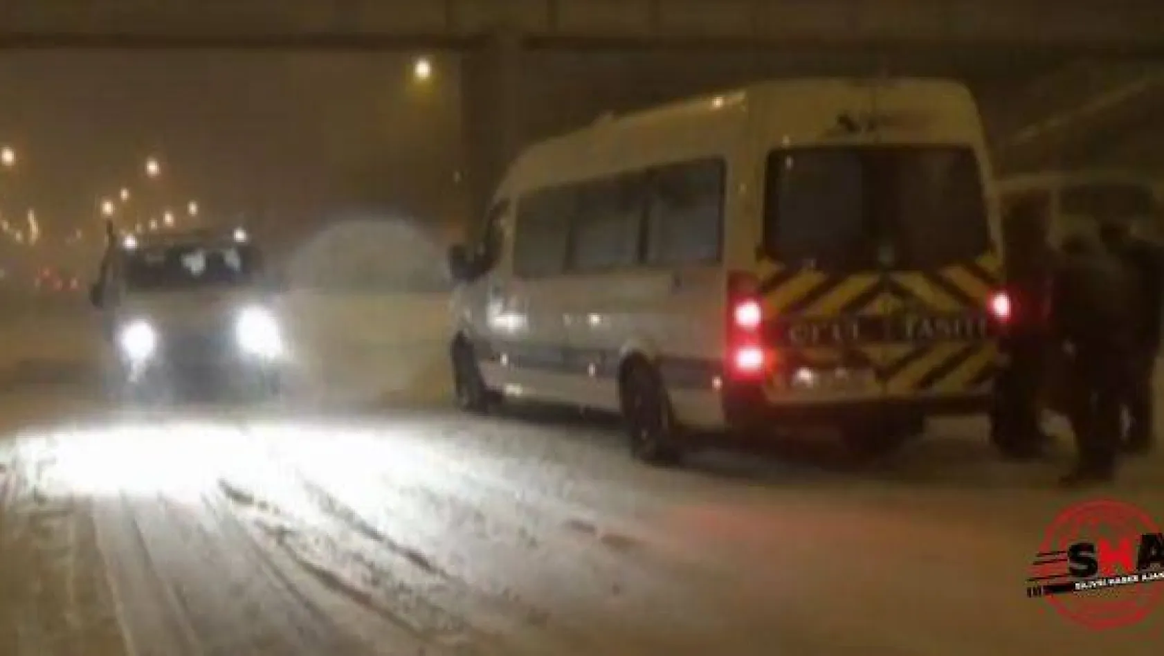 Kar, Silivri trafiğini durma noktasına getirdi VİDEO HABER