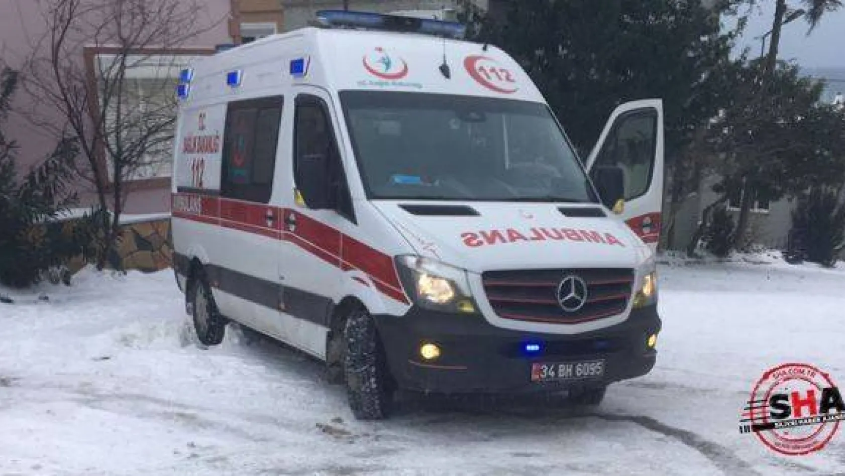 Mahsur kalan ambulansın imdadına belediye ekipleri yetişti