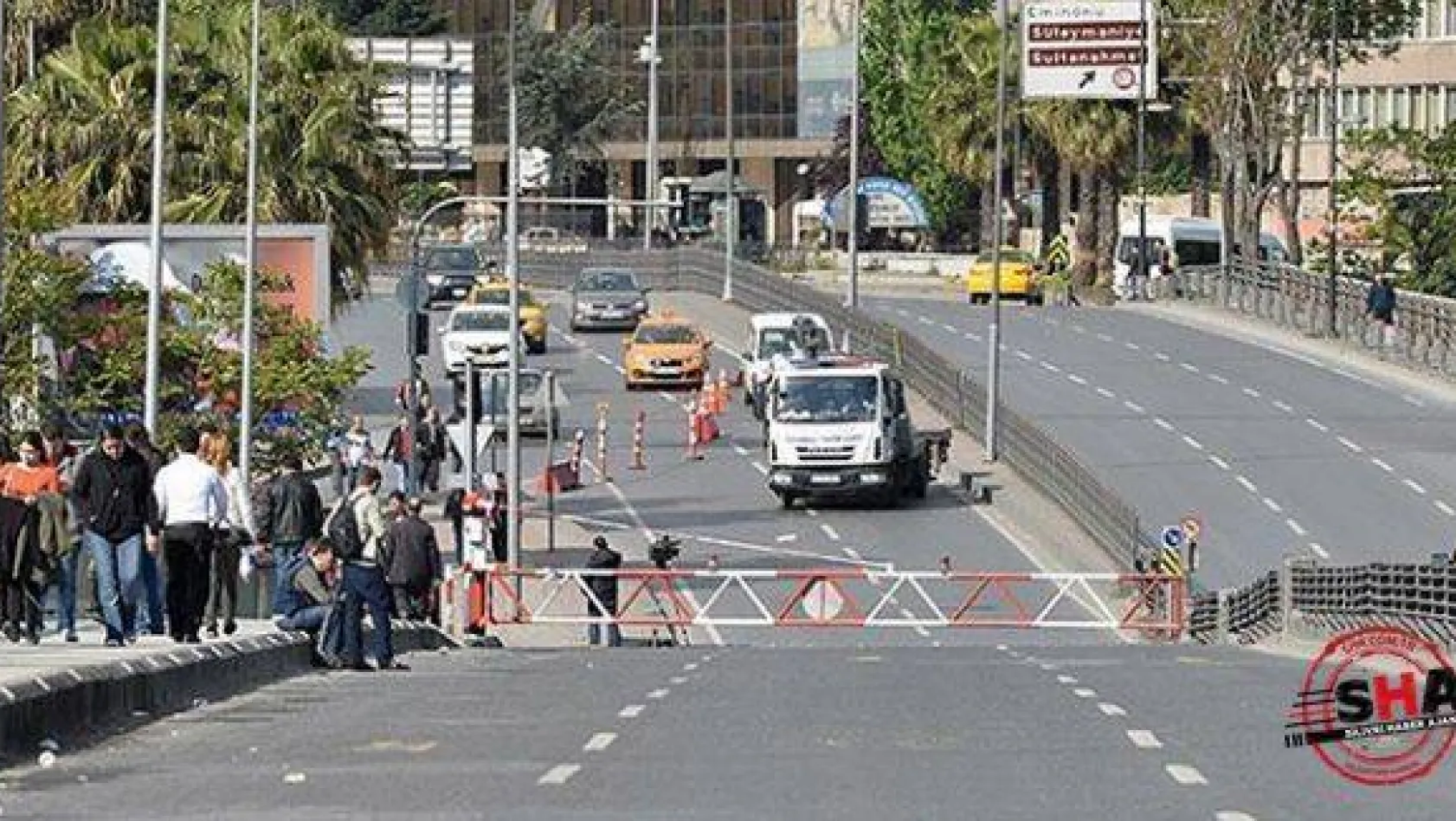 Bakırköy'de yollar trafiğe kapatıldı