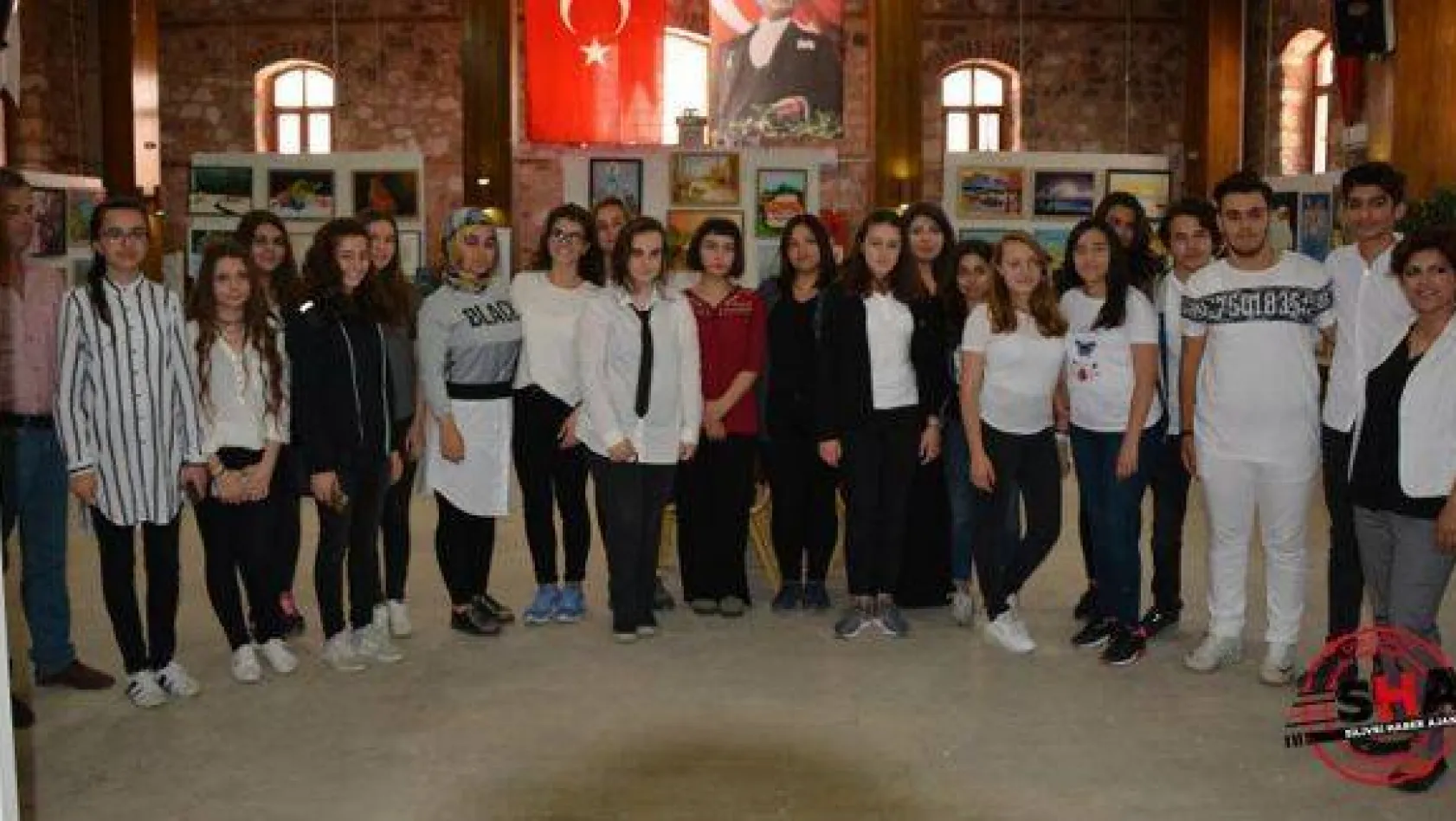 TOKİ Cumhuriyet Anadolu Lisesi resimlerini sergiledi
