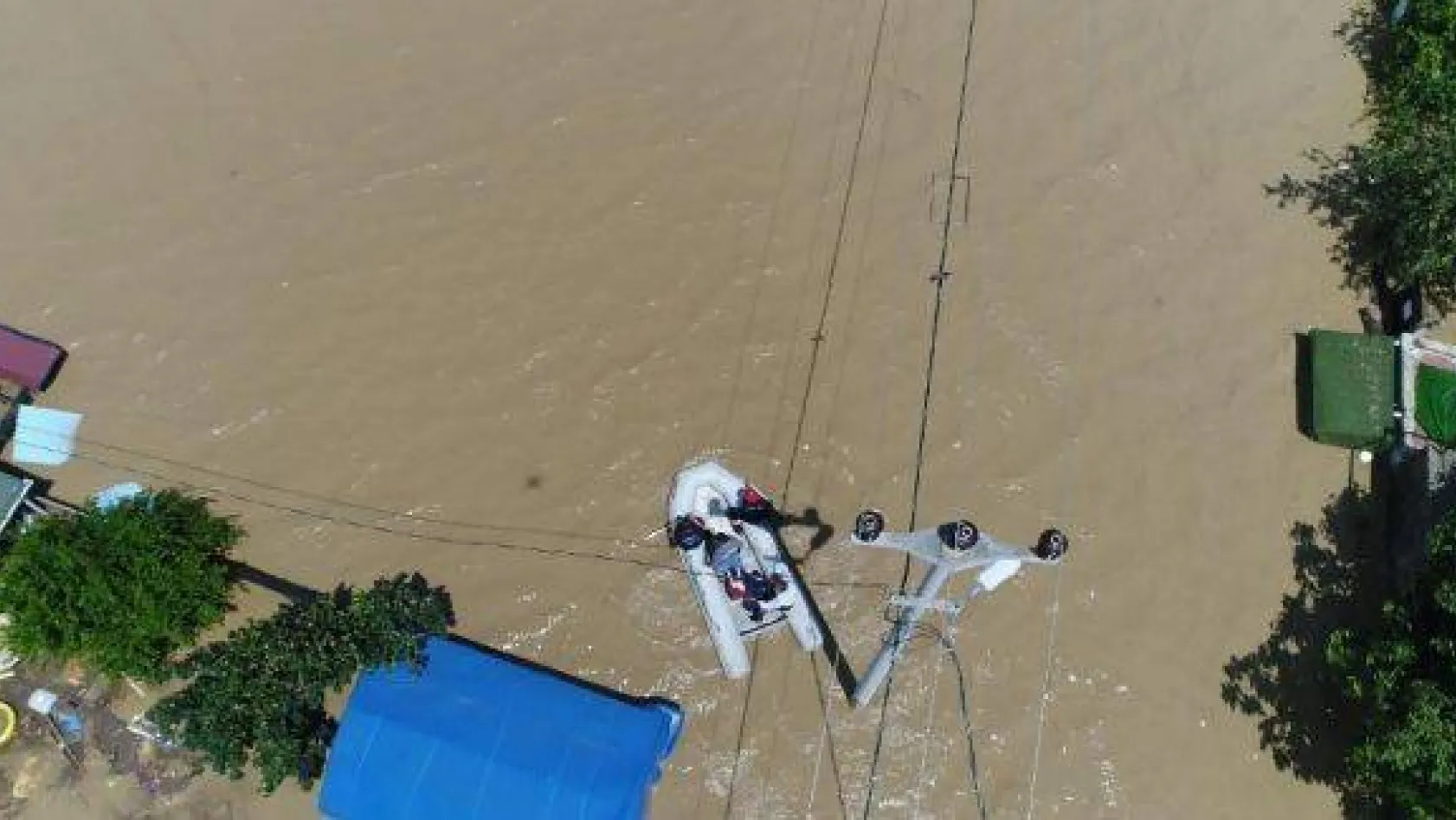 Silivri'de mahsur kalanlar botlarla kurtarılması havadan görüntülendi