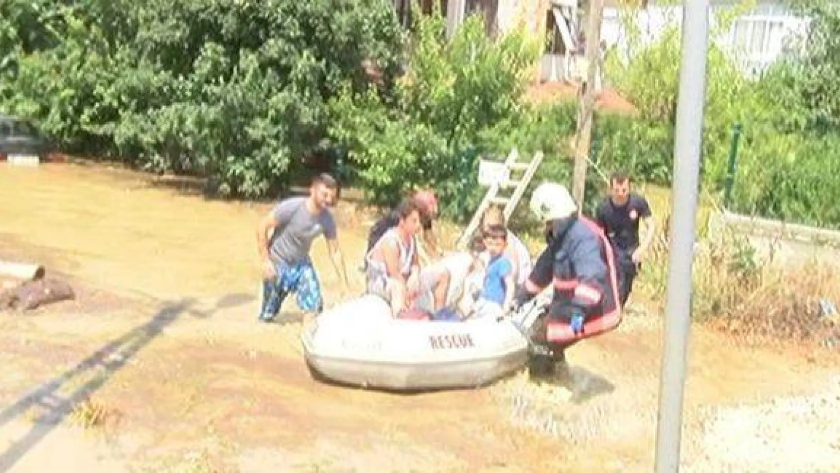 Silivri'de sel sularında mahsur kalanlar botlarla kurtarıldı