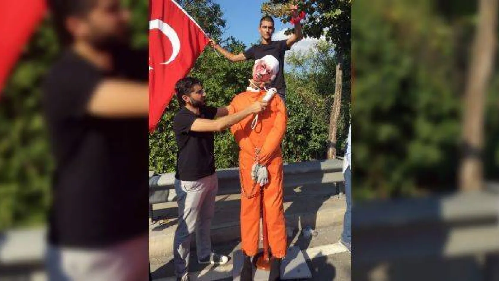 Yürüyüşte Fetullah Gülen'in boynuna urgan geçirilen kuklası dikkat çekti