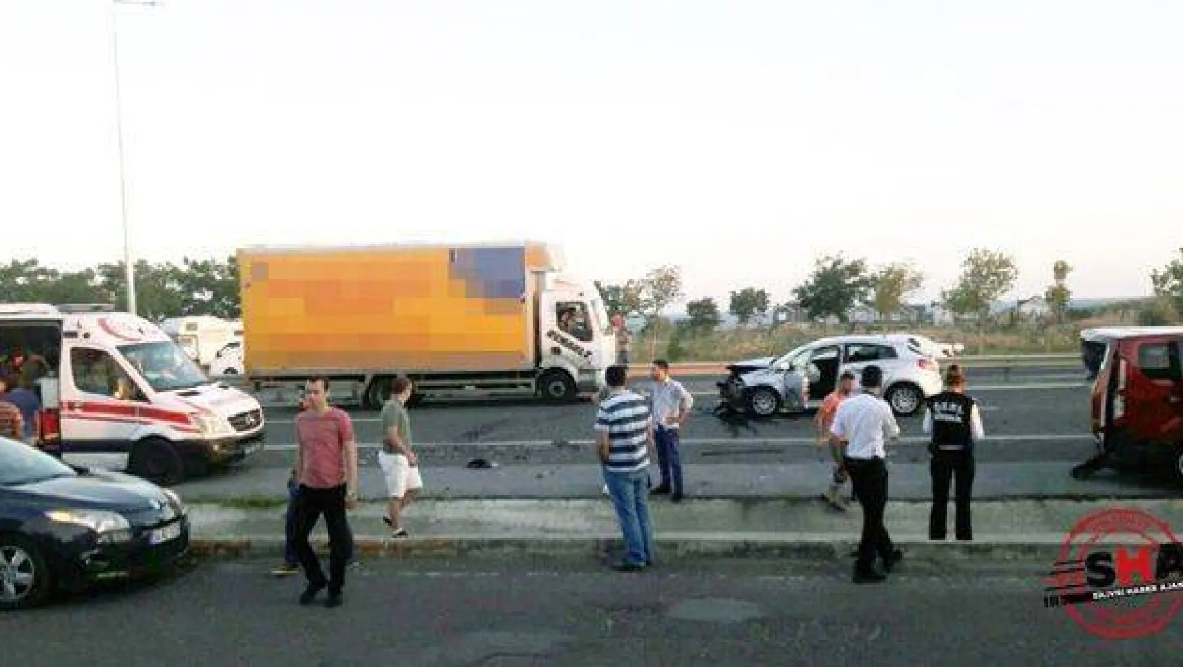 AVM önünde 3 araçlı kaza 2 yaralı
