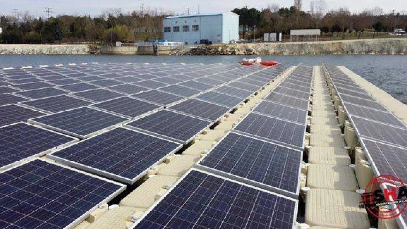 İBB Türkiye'nin ilk yüzer güneş enerji santralini kurdu
