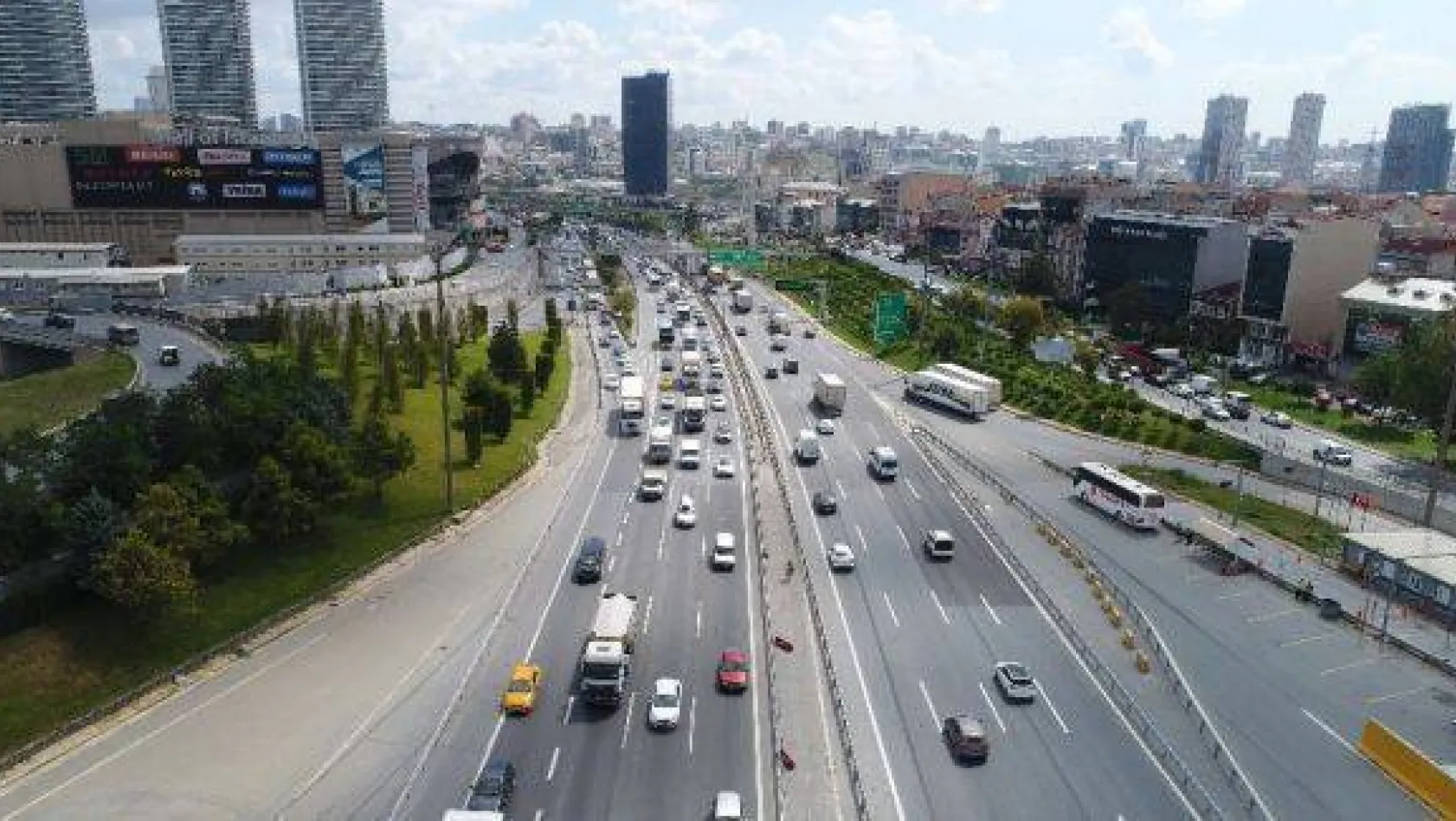 Mahmutbey'de trafiğin son durumu havadan görüntülendi