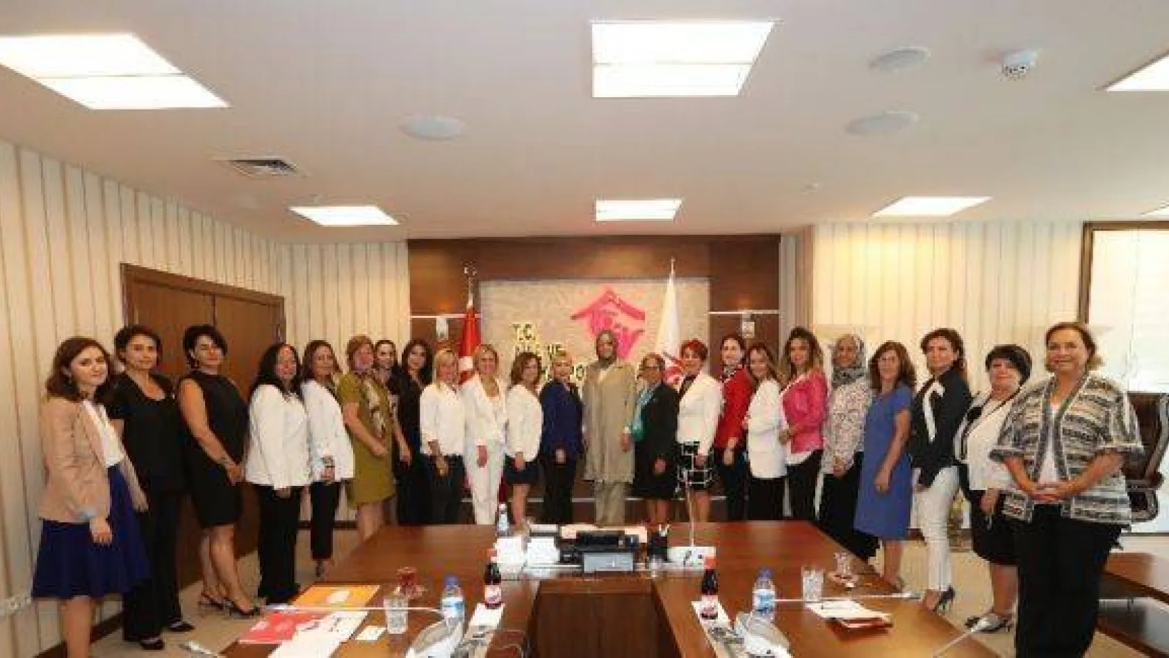 35 kadın derneğinin temsilcisi Bakan Fatma Betül Sayan Kaya'yı ziyaret etti