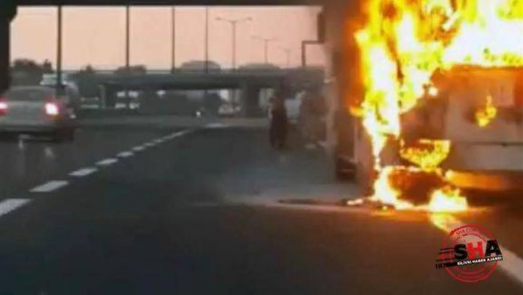 TEM Otoyolu'nda yolcu otobüsü alev alev yandı