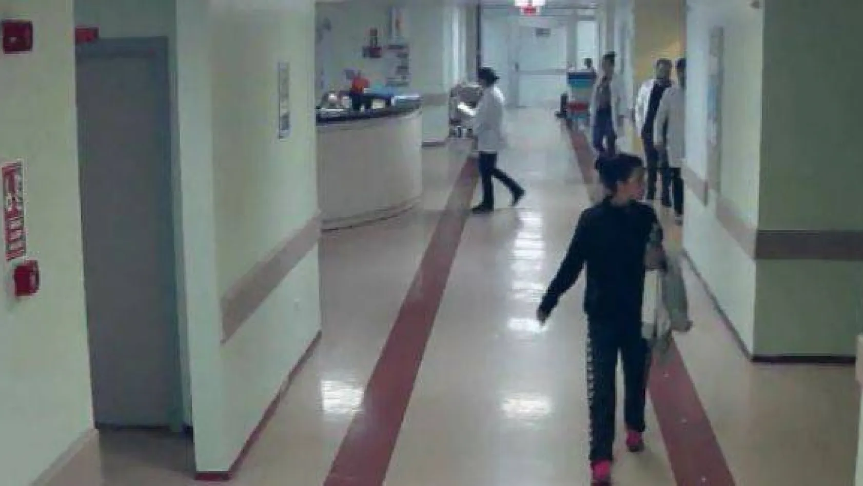 Hastanede hastaların çantasını çalan hırsız güvenlik kamerasında