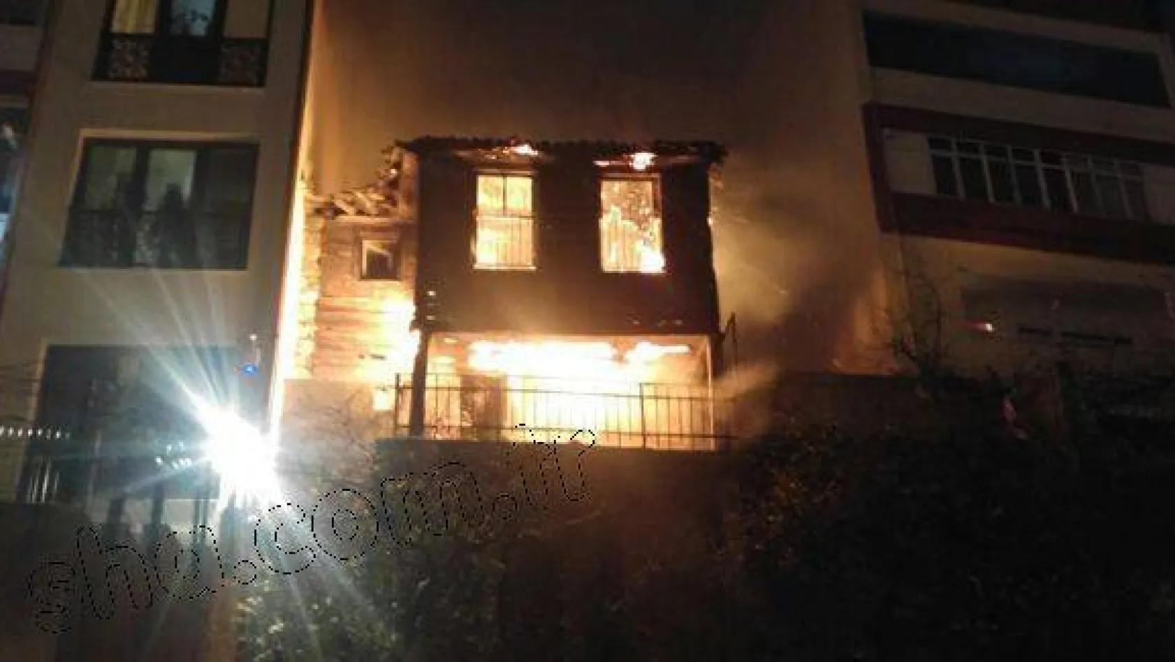 Fatih mahallesinde 3 katlı ahşap ev yandı