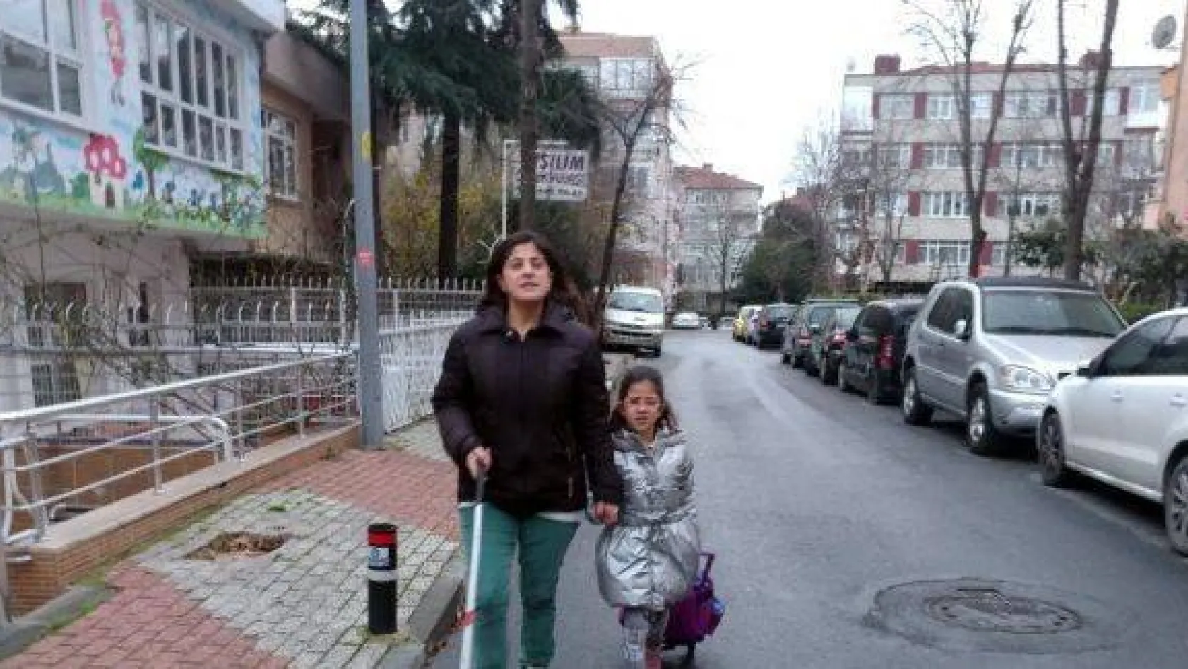 Görme engelli Ayşenur Yağcı kızıyla hayata tutundu