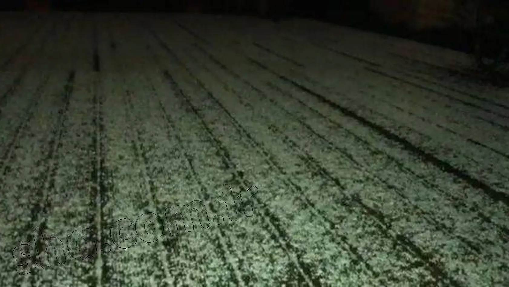 Silivri'de dolu ile karışık kar yağışı başladı