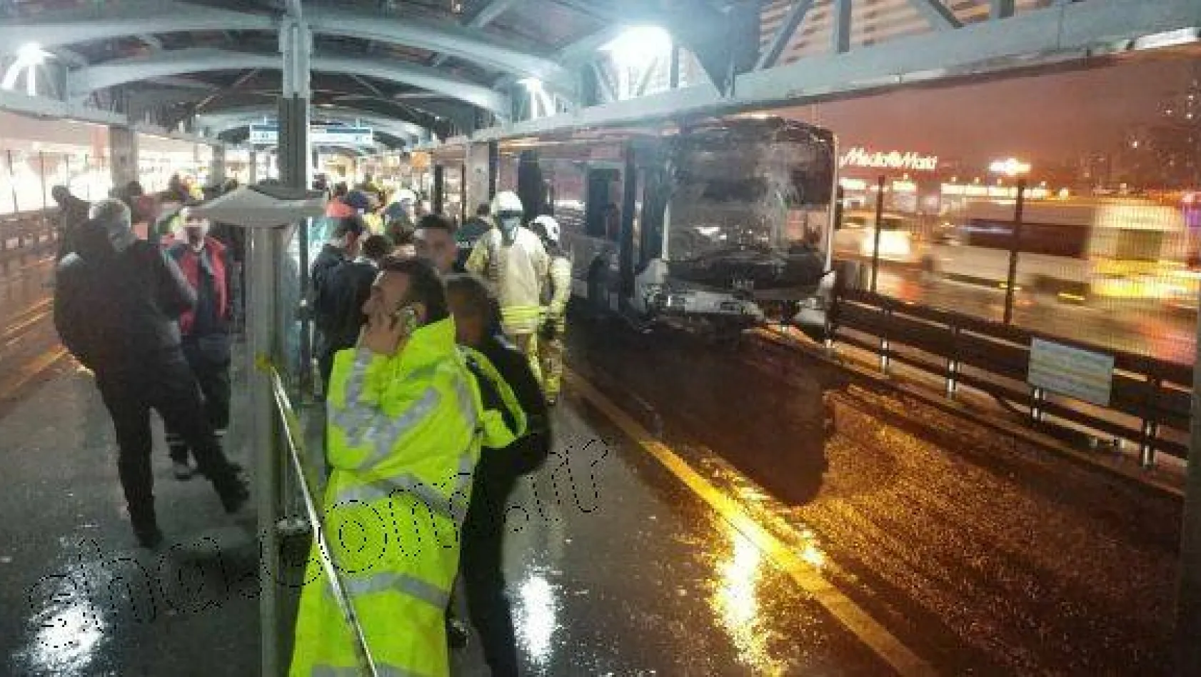 Haramidere metrobüs durağında kaza: 1'i ağır 22 yaralı