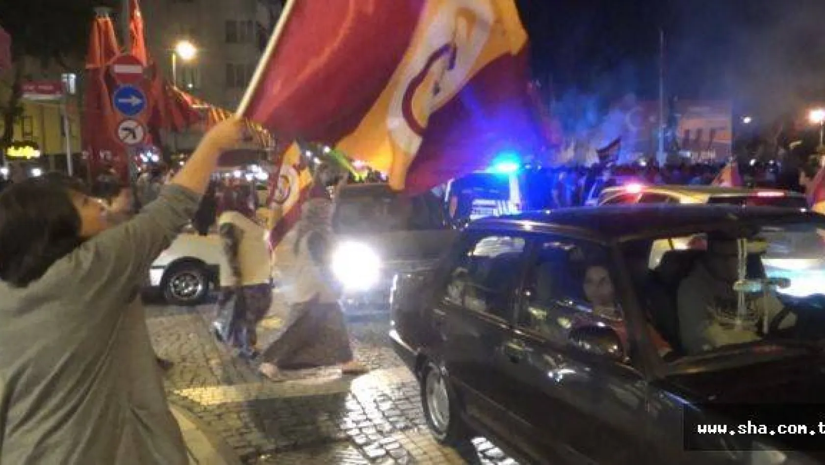 Galatasaraylı taraftarlar, Silivri'de sokağa döküldü