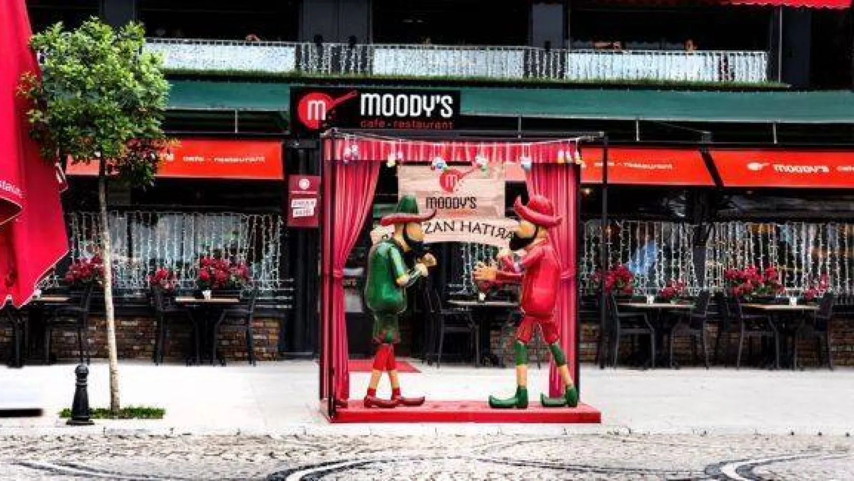 Moody's Cafe'den Hacivat ve Karagöz Sürprizi
