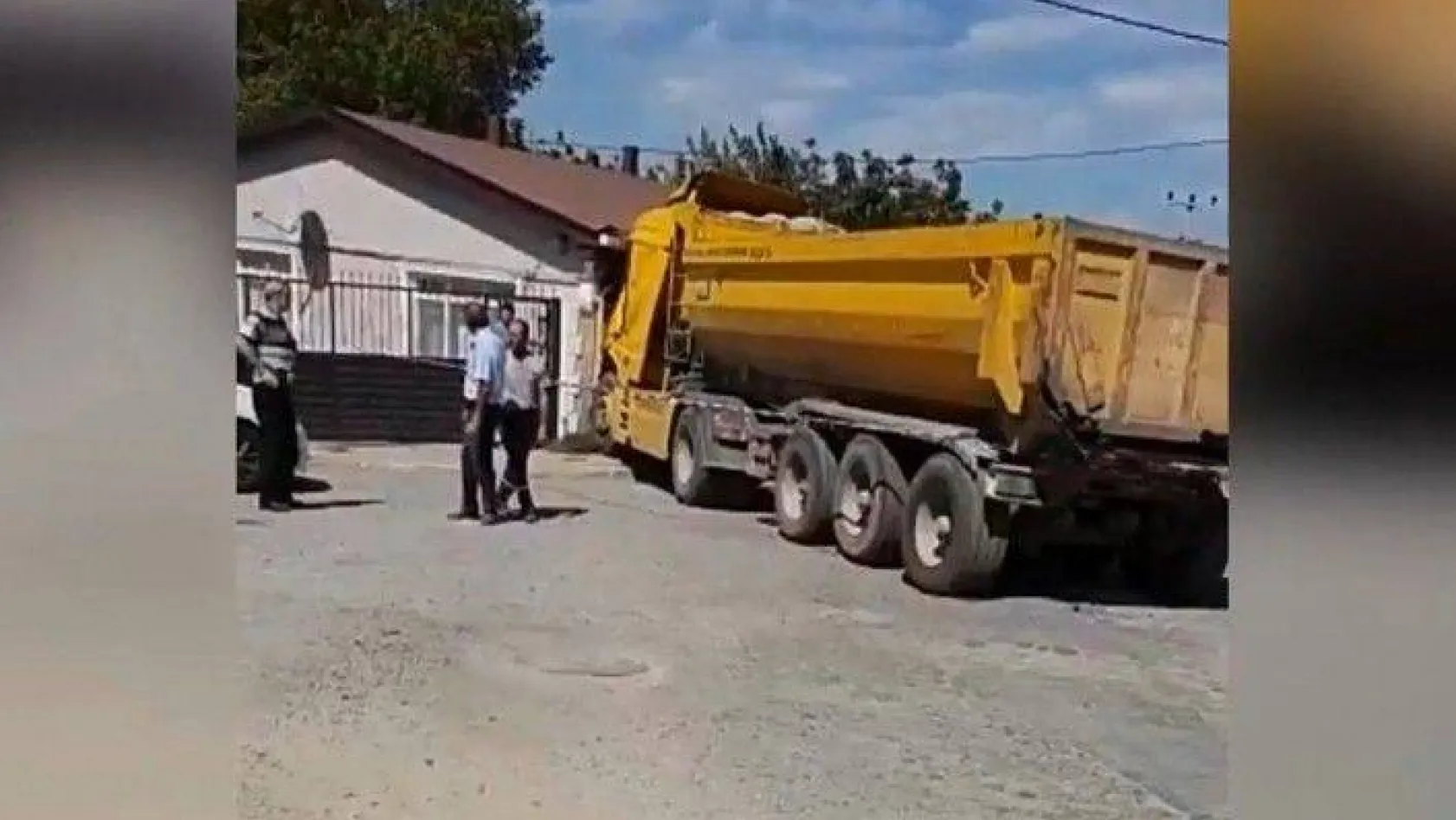 Gazitepe'de hafriyat kamyonu eve girdi