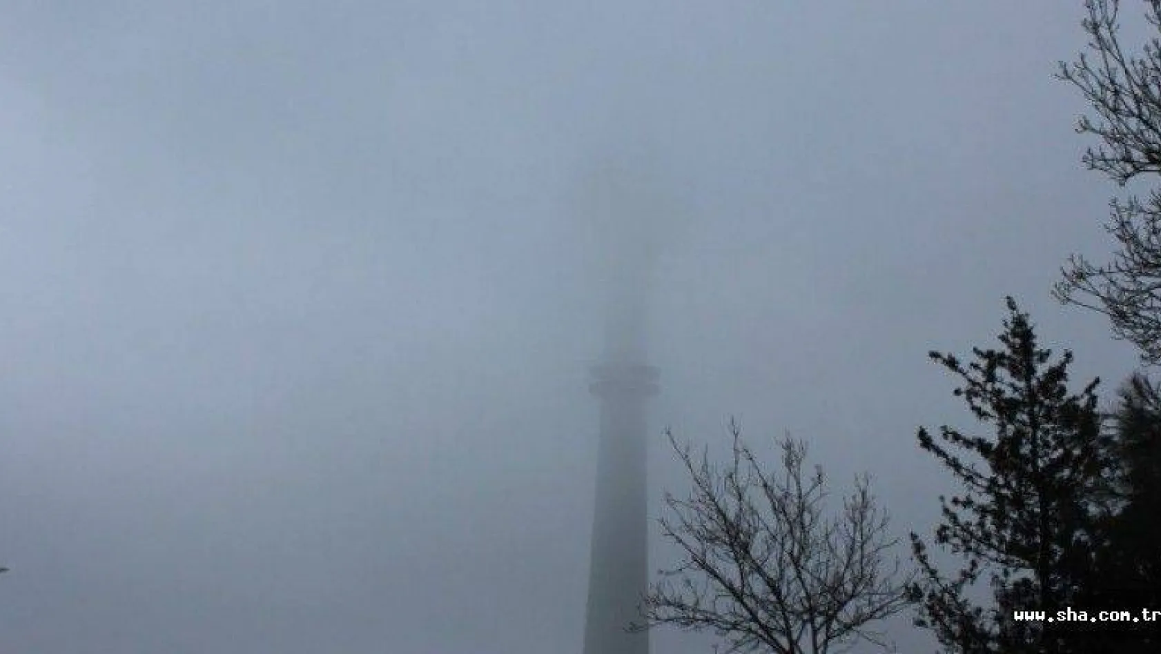 163 metrelik televizyon kulesi siste kayboldu