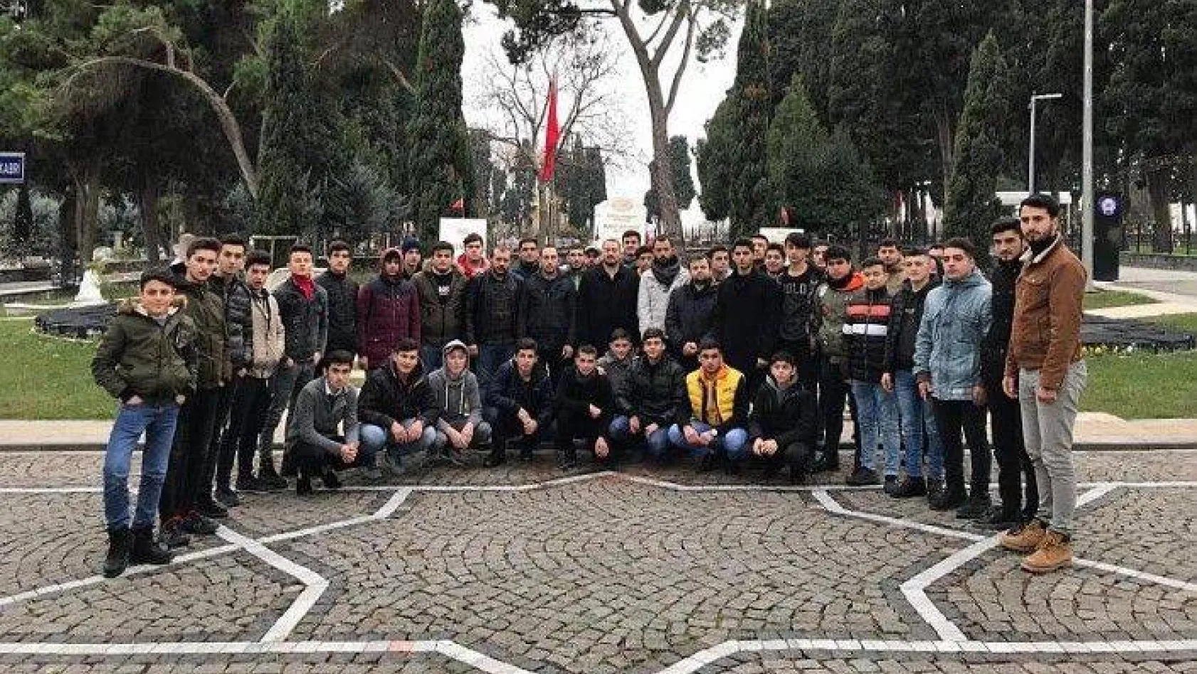 Ak Gençler Mehmet Akif'i Mezarı Başında Andı