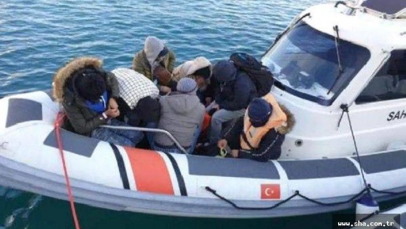 Silivri limanına kayıtlı teknede 17 göçmen yakalandı