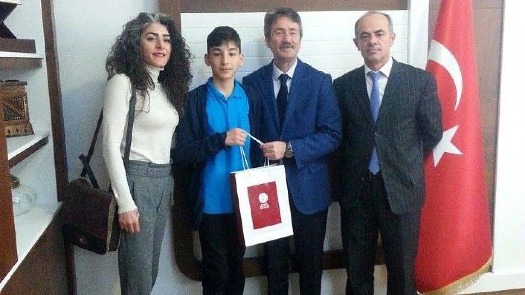 8.sınıf öğrencisi Kaan Çelik okulunu onurlandırdı