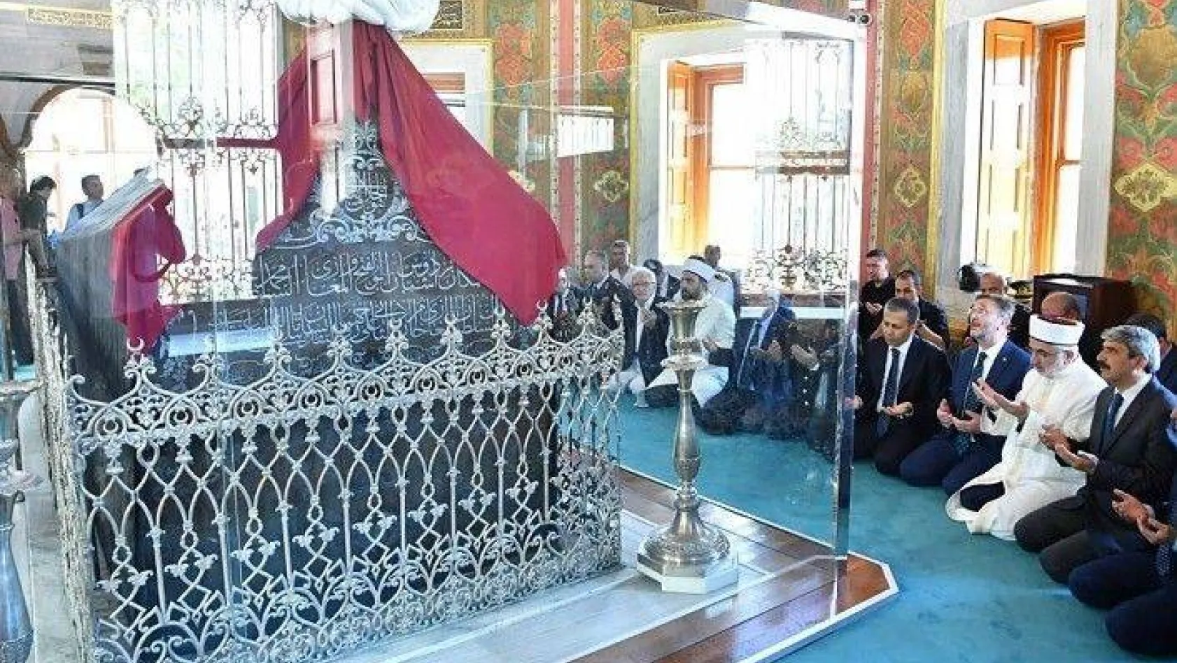Fatih Sultan Mehmet Han Kabri Başında Dualarla Anıldı