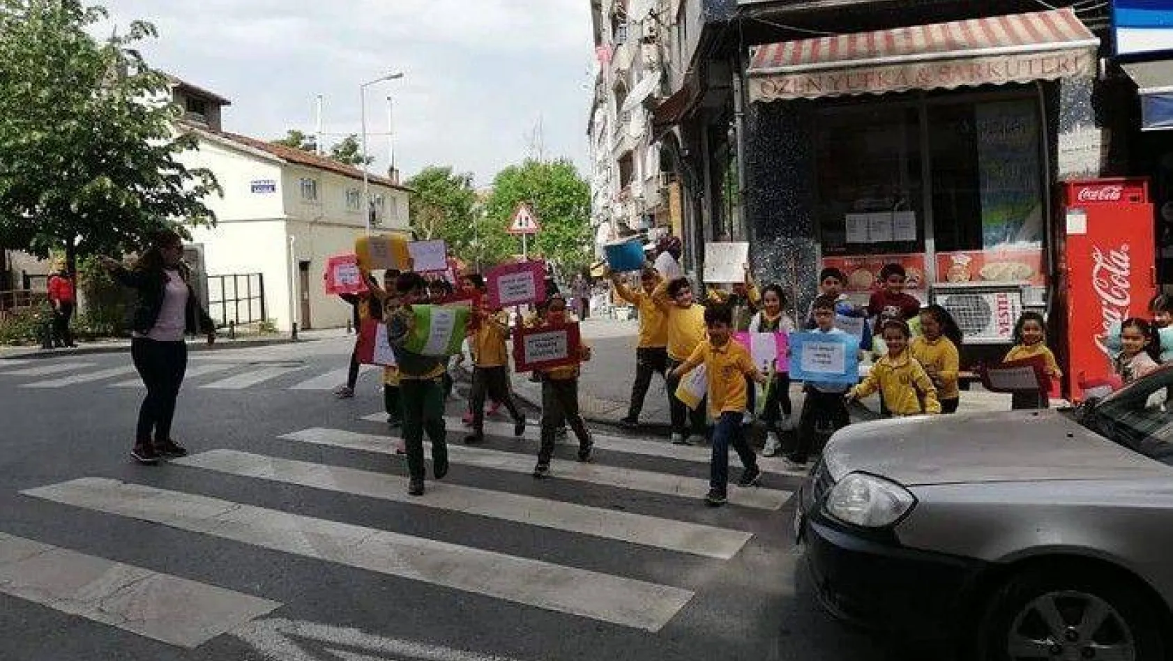 Turgut Reis İlkokulu öğrencileri trafiği durdurdu
