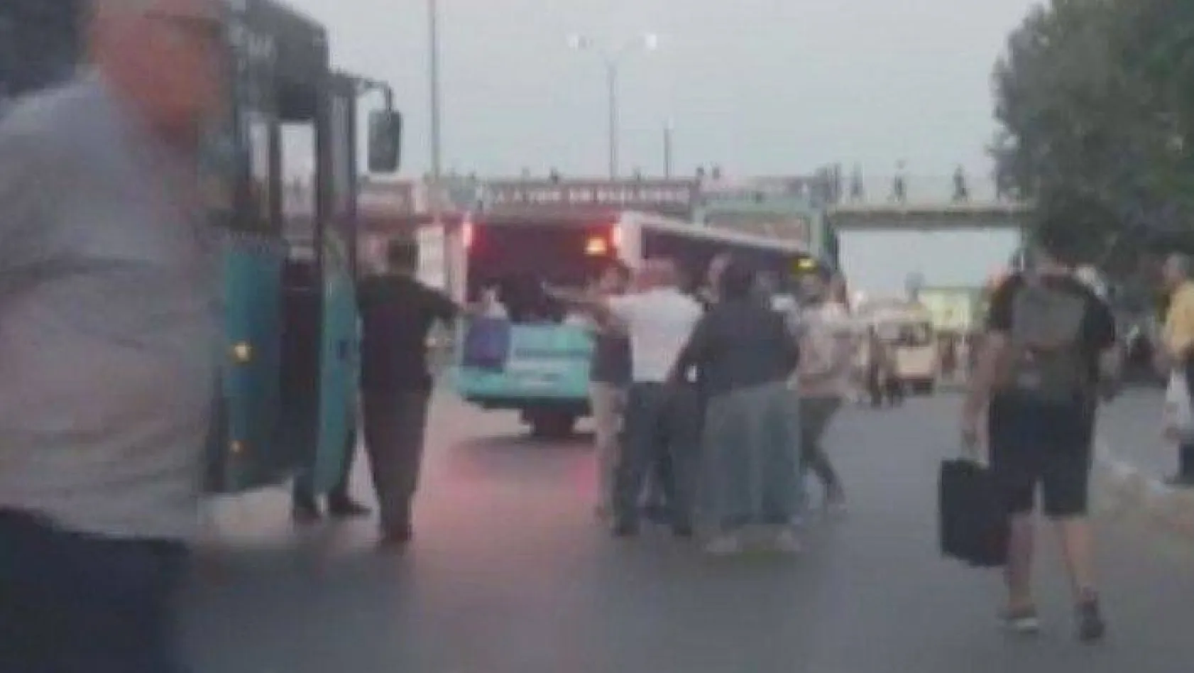 Otobüsüne çarpan kamyonu, kovalayan otobüs şoförünü kendi yolcuları dövdü
