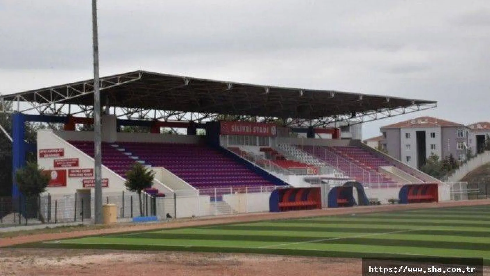 Depremde hasar gören Silivri Stadı Yıkılıyor