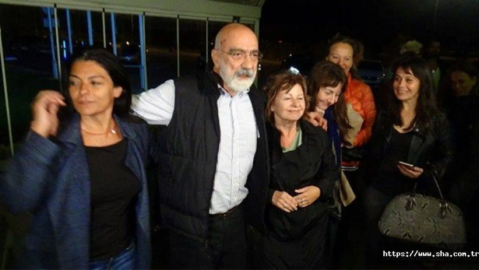 Gazeteci Ahmet Altan Silivri Cezaevi'nden tahliye edildi