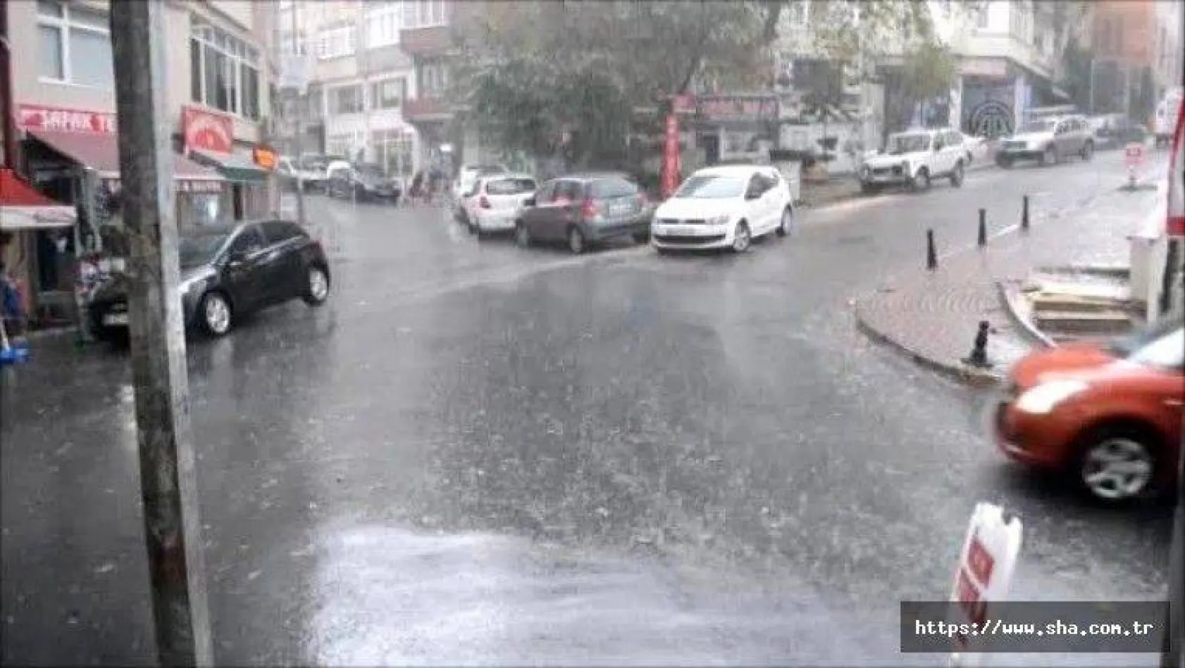 Silivri'de sağanak yağış ve fırtına etkili oluyor