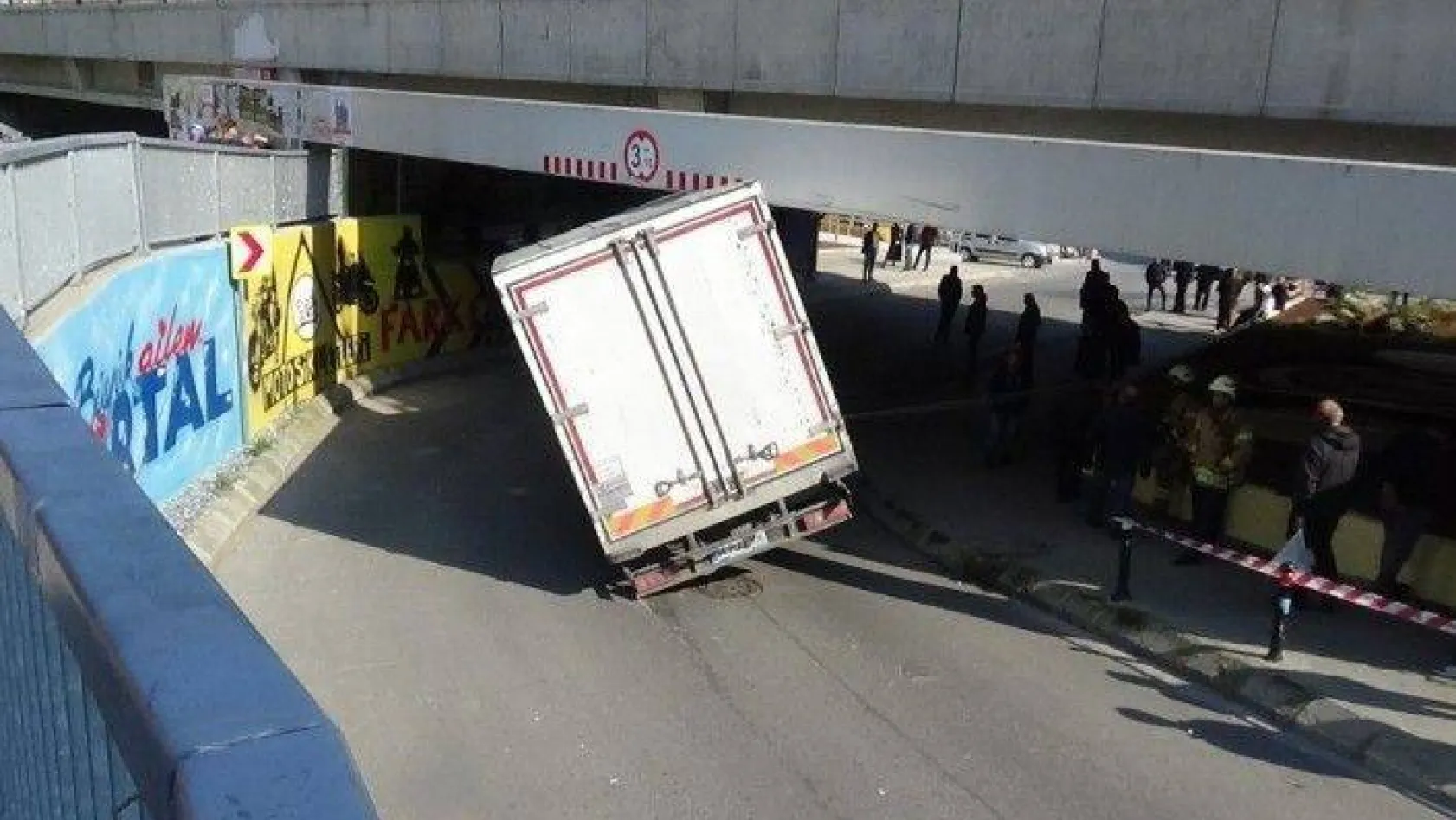 Altgeçitte ilerleyen kamyonet yol ile köprü arasına sıkışarak havada asılı kaldı