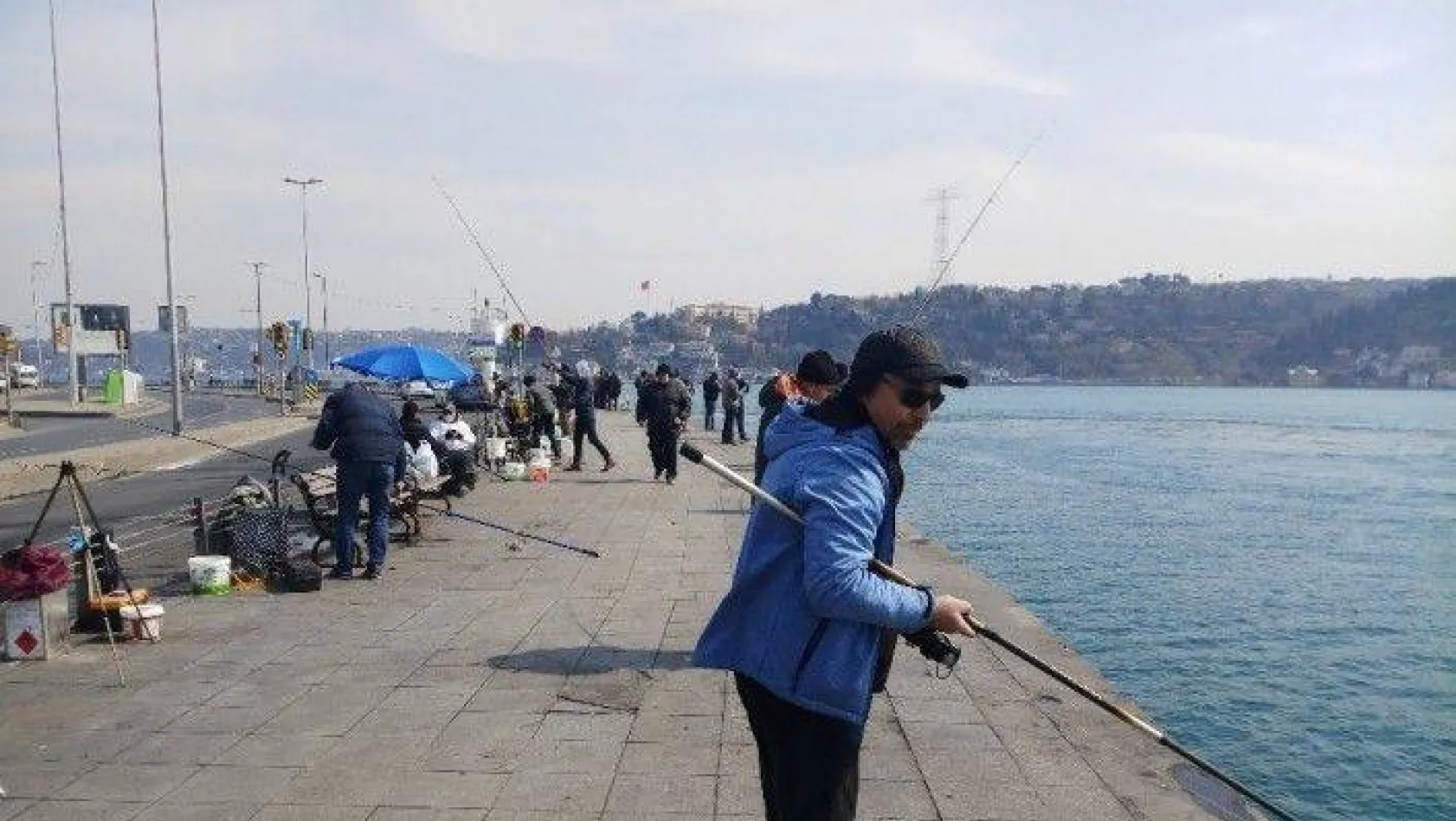 Balıkçılar öğle saatlerinde Arnavutköy sahiline akın etti