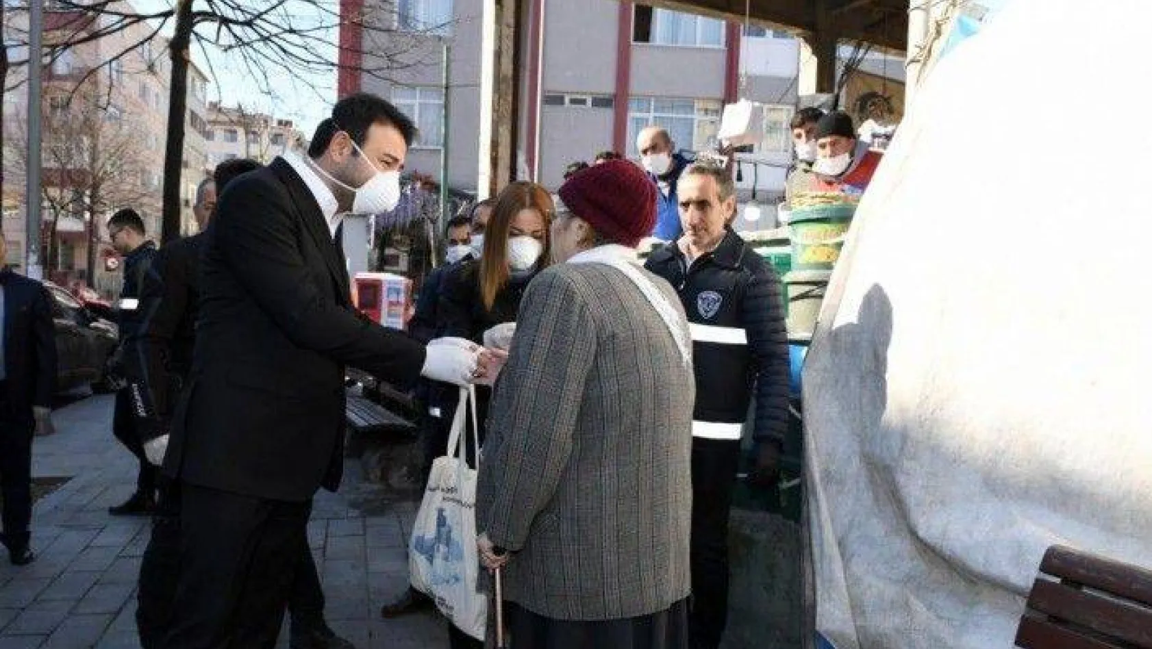 Beşiktaş Belediye Başkanı Rıza Akpolat, semt pazarı denetimine çıktı