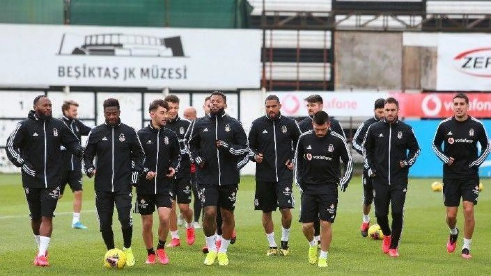 Beşiktaş'ta futbolculara mesaj gitti: &quotEvden çıkmayın"