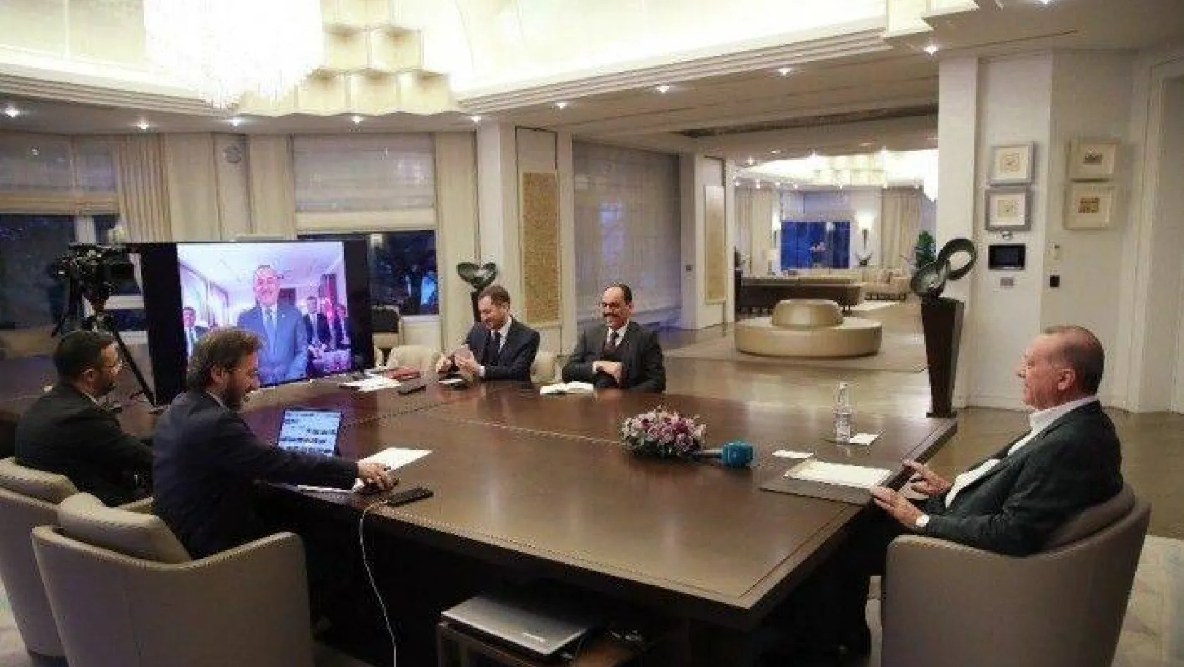 Cumhurbaşkanı Erdoğan bakanlarla video konferansla görüştü