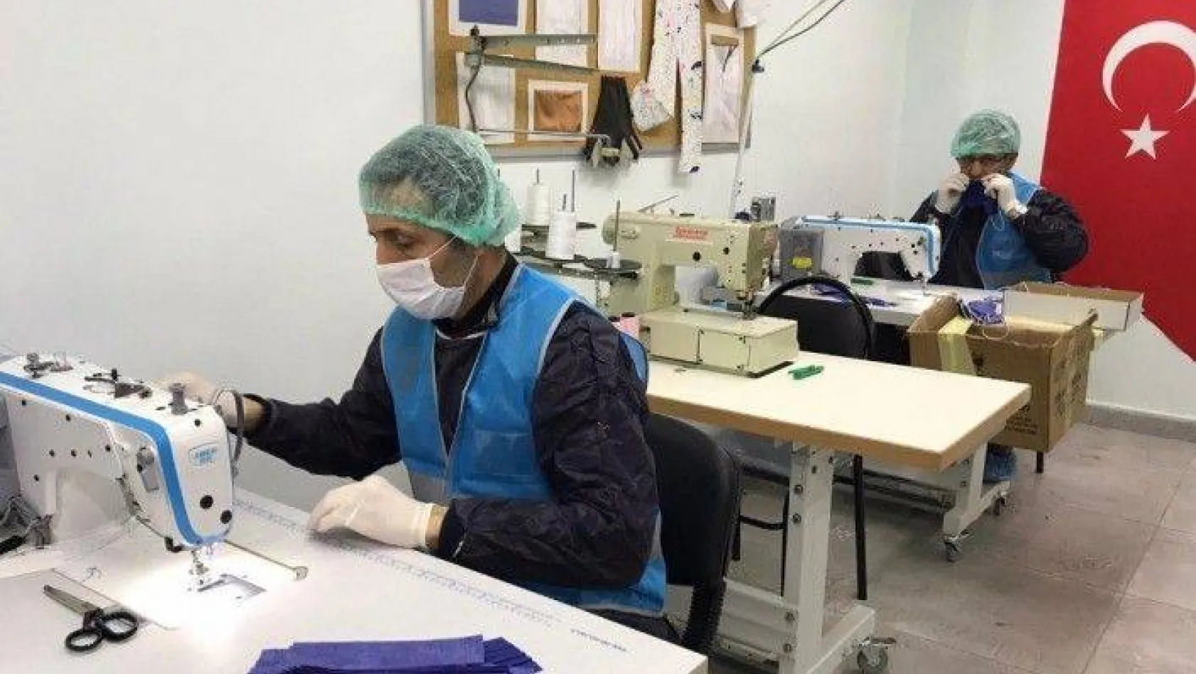 Denetimli serbestlik yükümlüleri, sağlık çalışanları için maske üretiyor
