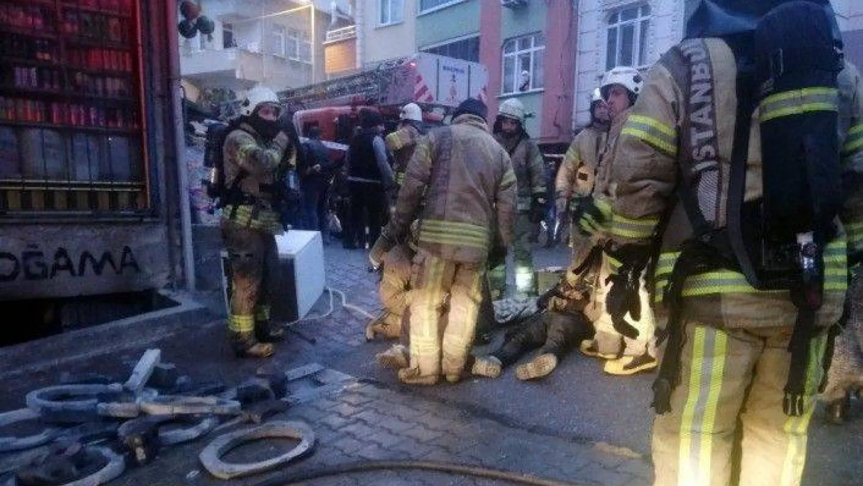 Esenyurt'ta yangın paniği: 2 işçi yerde böyle yardım bekledi