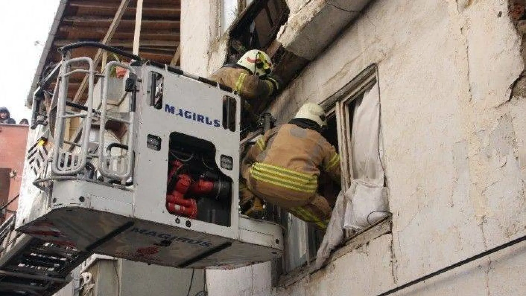 Fatih'te evin tavanı çöktü, 1 kişi kurtarıldı