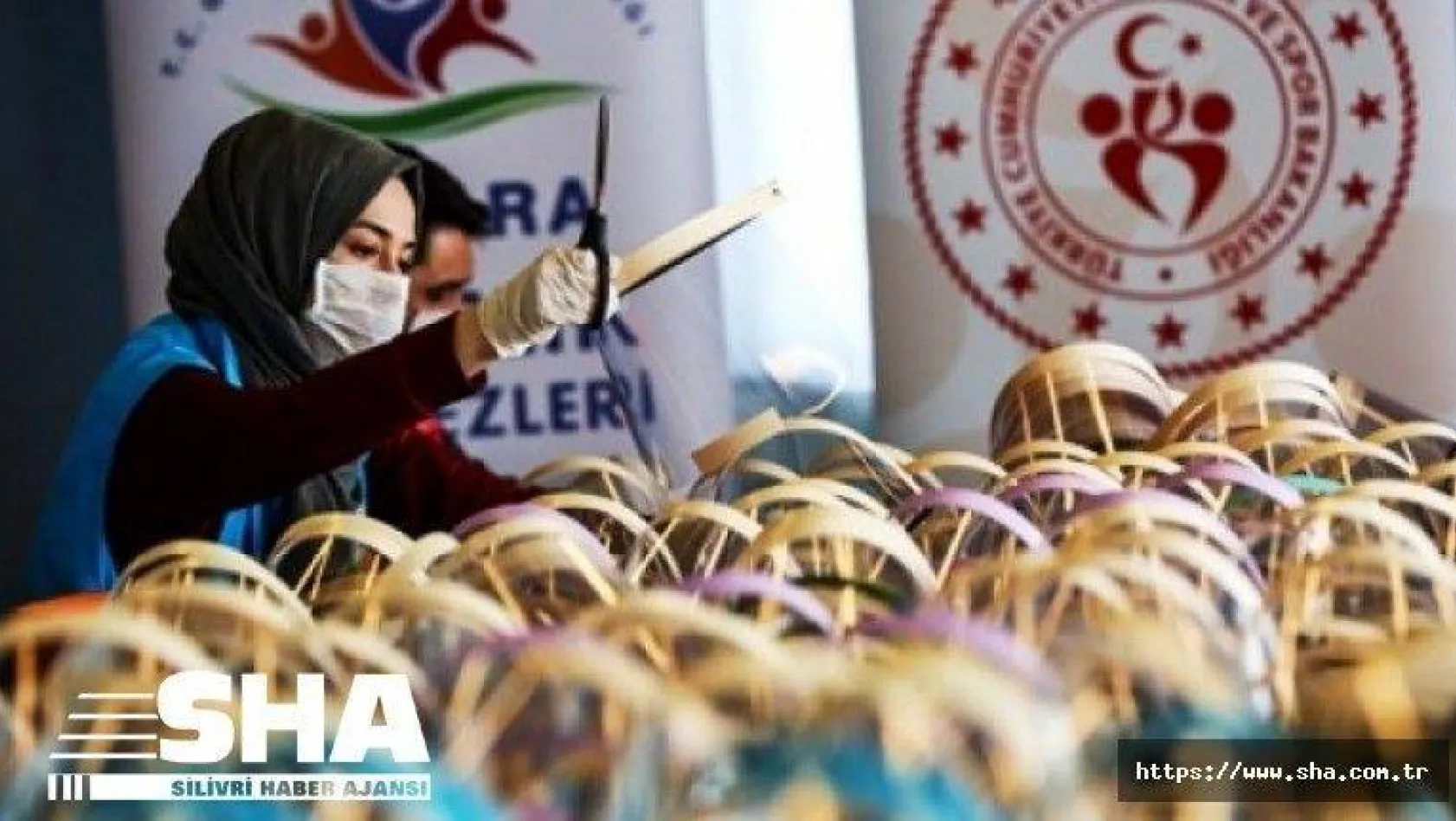 Gençlik merkezlerinde 'korumalı maske' üretimi