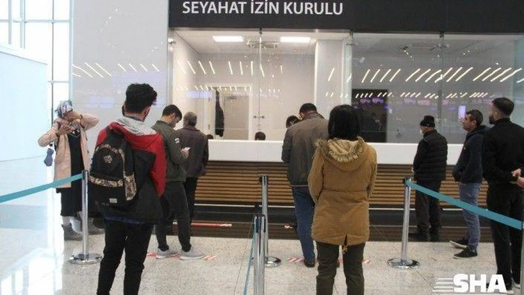 İstanbul Havalimanı'nda yolcular seyahat izin belgesi için başvuruyor