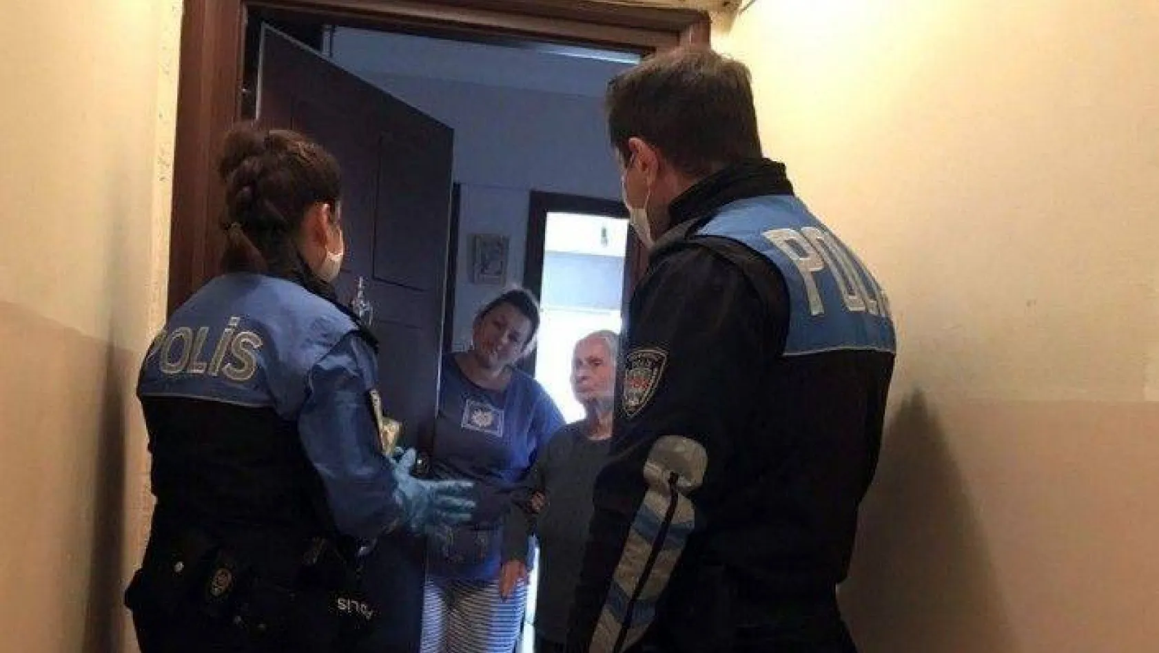İstanbul'da ev ev dolaşan polis, korona virüs dolandırıcılarına karşı vatandaşı uyardı