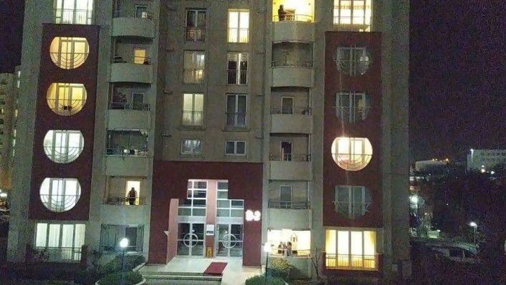 İstanbullular balkona ve camlara çıkarak sağlık çalışanlarını alkışladı