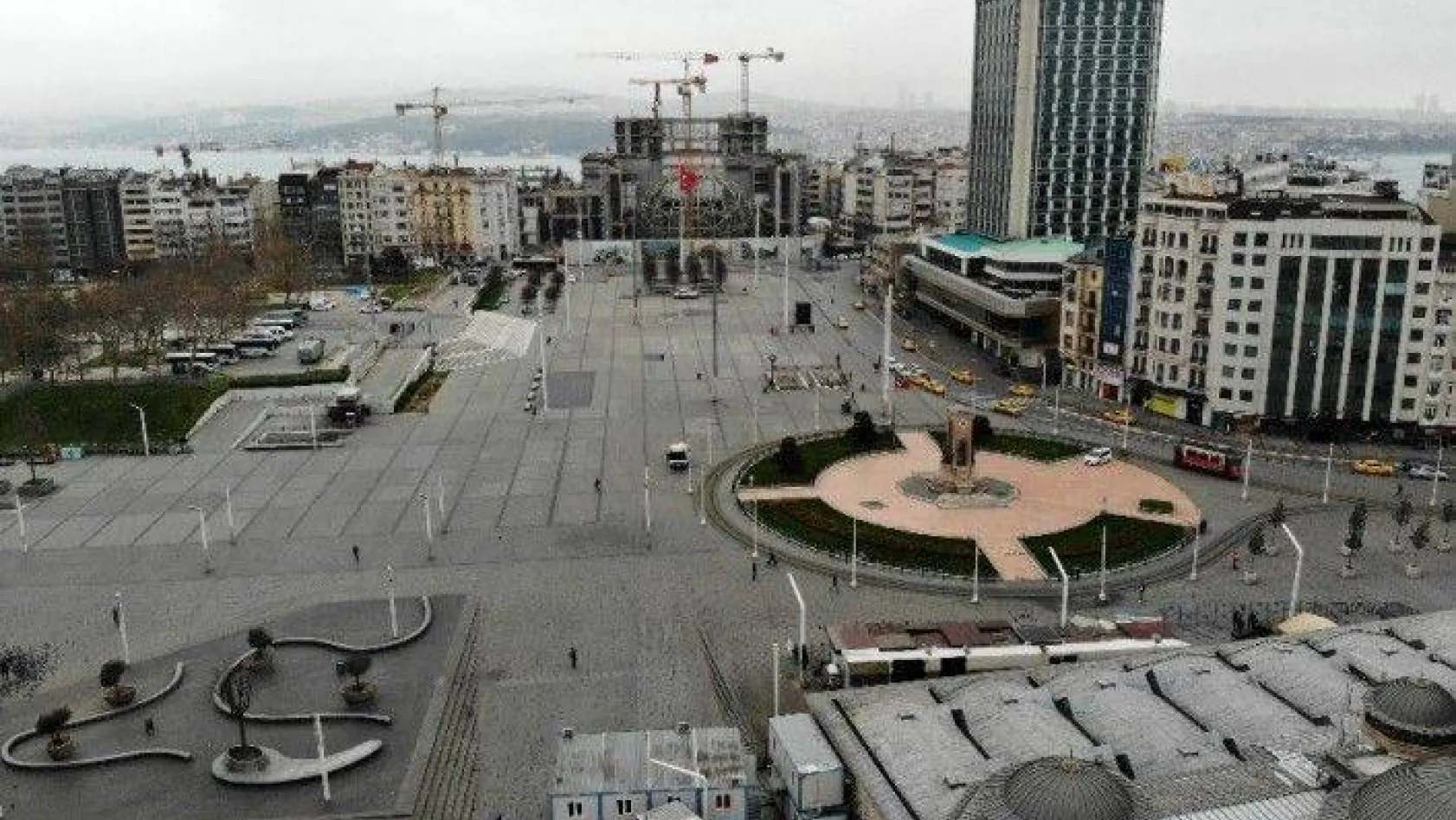 Korona virüs salgını nedeniyle Taksim ve İstiklal Caddesi boş kaldı