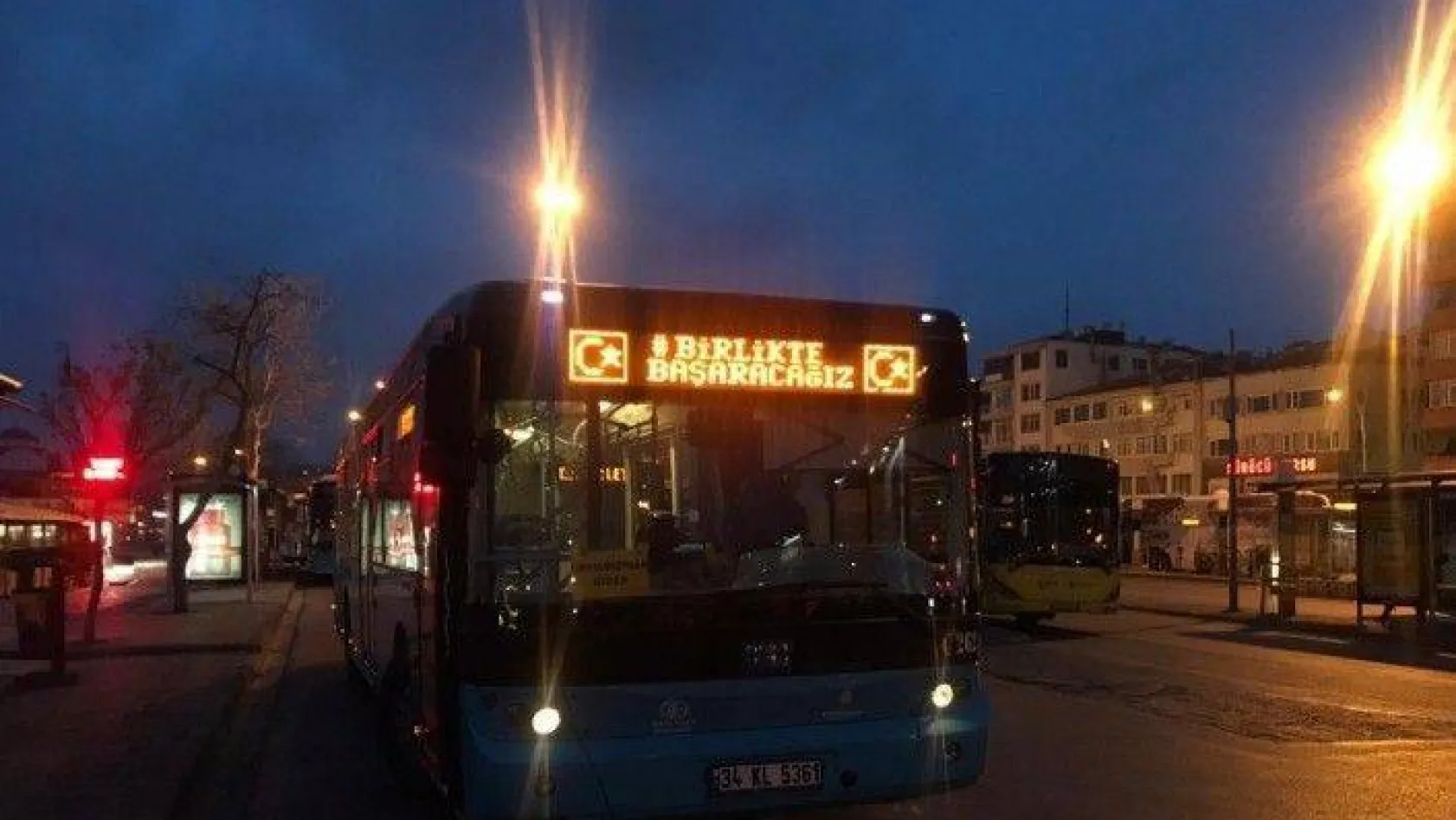 (Özel) İstanbul'da İETT ve Özel halk otobüslerine korona virüse karşı " Birlikte Başaracağız" yazıları asıldı